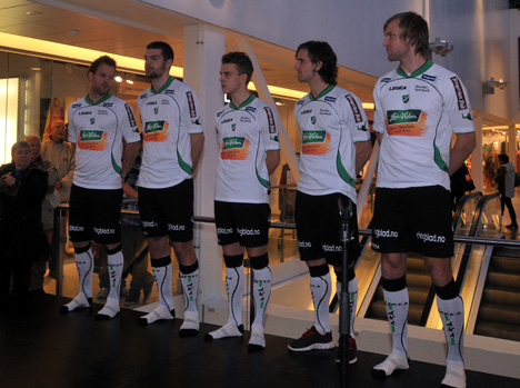 hjemmedrakter