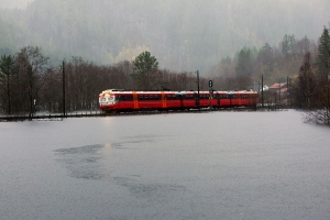 Tog på Bergensbanen ved et oversvømt område ved Bolstadøyri i Voss kommune. Ringeriksbanen mellom Bærum og Hønefoss vil gjøre Bergensbanen betydelig kortere. 