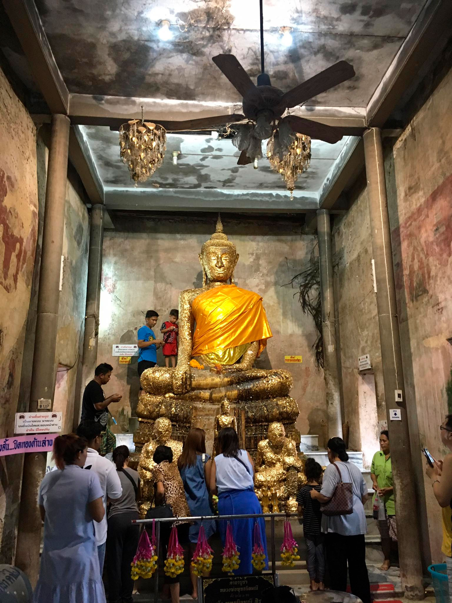 Å besøke et ekte Buddha-tempel er viktig for turistene. (Foto: Thaiguide.no)