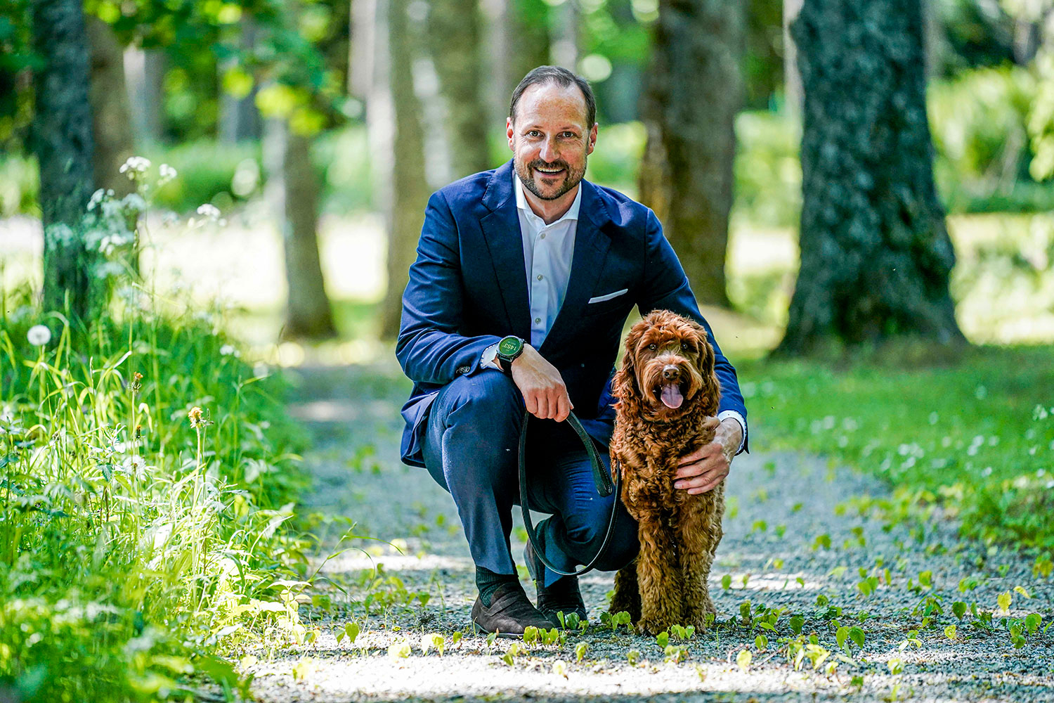 Kronprins Haakon ute på en luftetur med hunden Molly Fiskebolle på Skaugum, hvor kronprinsfamilien bor. Torsdag blir han 50-åring. 
