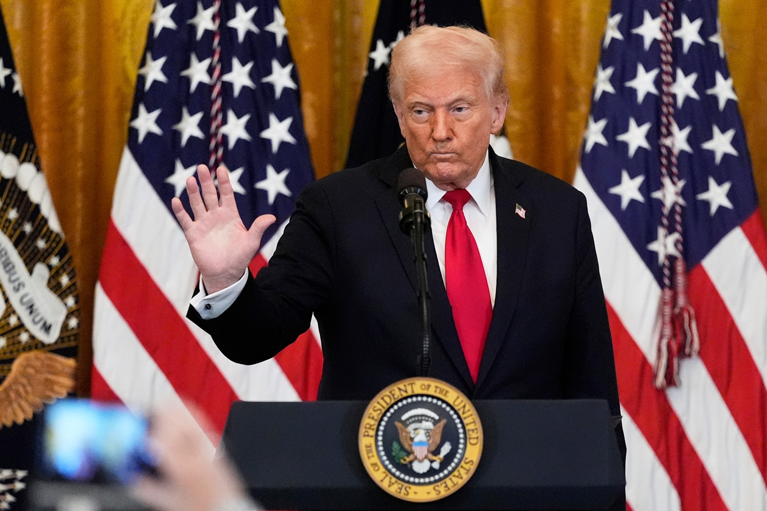 USAs president Donald Trump mener biltoll vil hjelpe amerikansk industri. F