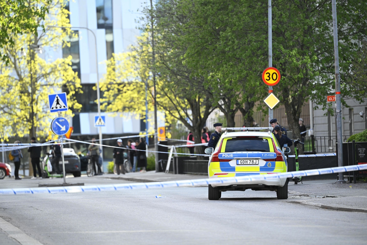 Politiet på plass ved Vaksala torg i Uppsala sentrum i Sverige etter skytingen. 