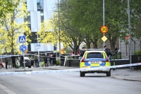 Politiet på plass ved Vaksala torg i Uppsala sentrum i Sverige etter skytingen. 