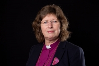 Møre-biskop Ingeborg Midttømme har besluttet at to av prestene ikke lenger skal ha tjeneste i menigheten i Spjelkavik. 