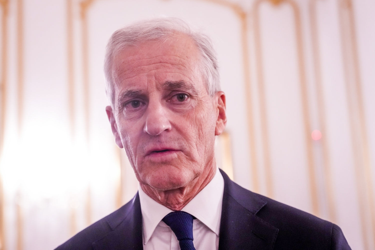 Statsminister Jonas Gahr Støre (Ap) møtte pressen i den norske ambassaden i Paris etter toppmøtet om Ukraina i Elyséepalasset tirsdag.