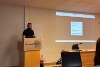 Vebjørn Krågebakk presenterer kalender på Hadelandstinget 2026