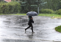 Det er ventet kraftige regnbyger i store deler av Sør-Norge mandag. 