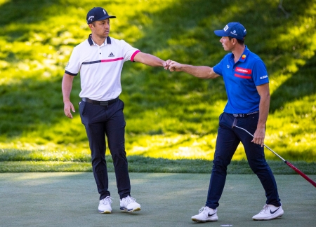 Viktor Hovland er klar for en ny turnering på PGA-touren. Her sammen med amerikanske Xander Schauffele i Las Vegas.