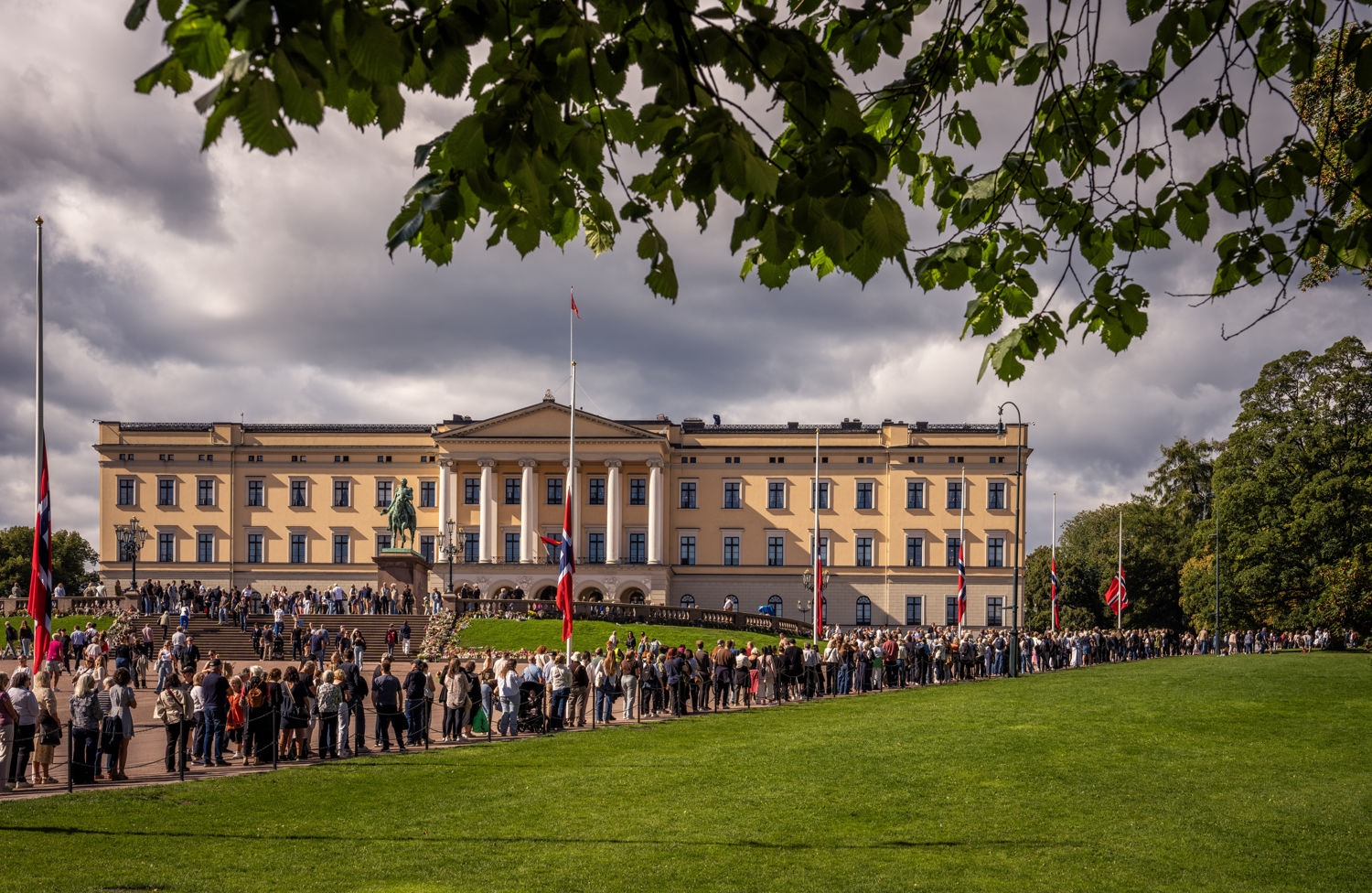 Flere tusen defilerte ved kong Haralds båre