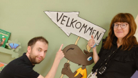 Quizmaster Håvard Krågsrud og biblioteksjef Wenche Nyaas.