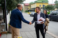 Leder i Ringerike Næringsforening, Jan Erik Gjerdbakken tar i mot næringsministeren utenfor hotell Ringerike