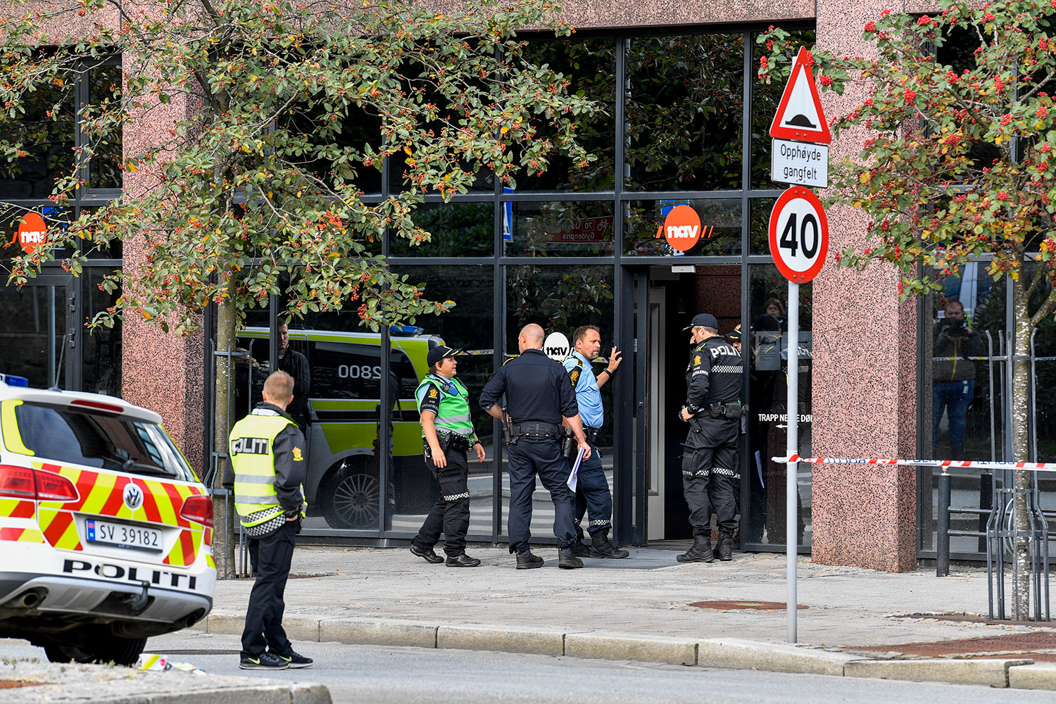 Væpnet politi rykket ut til et Nav-kontor på Danmarksplass i Bergen mandag formiddag. To personer ble knivstukket. 