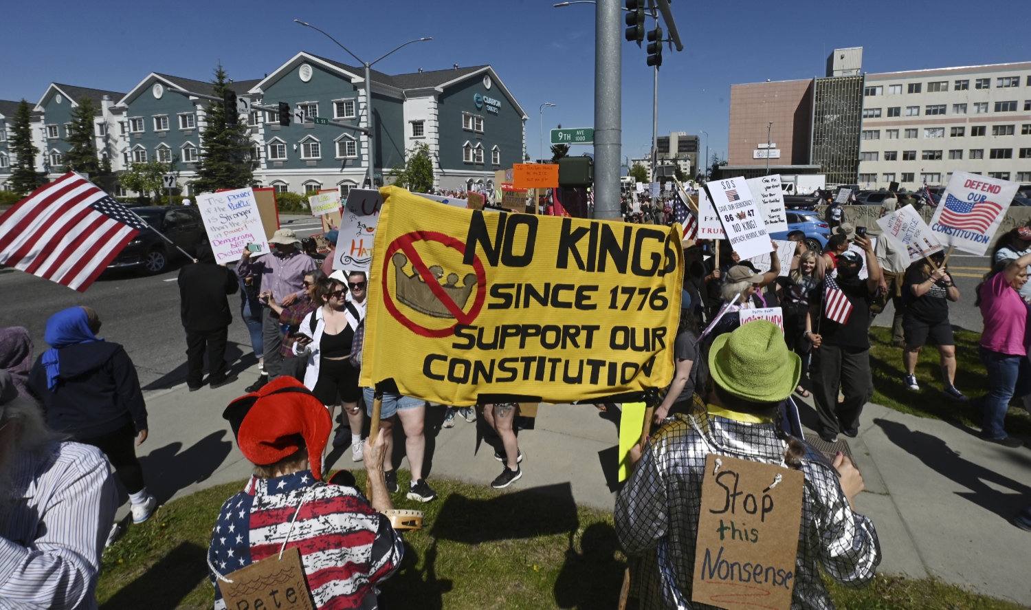 Trump feiret hæren med militærparade – hundretusener demonstrerte under tilnavnet «No Kings»