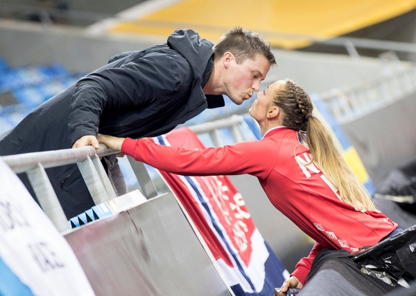 Steffen Stegavik og kona Camilla Herrem etter VM-kampen mot Tsjekkia torsdag. 