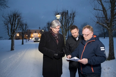 De tre nestlederne Ola Elvestuen (v), Bent Høie (h) og Per Sandberg (frp) kommenterer regjeringsforhandlingene på Jeløya torsdag kveld.