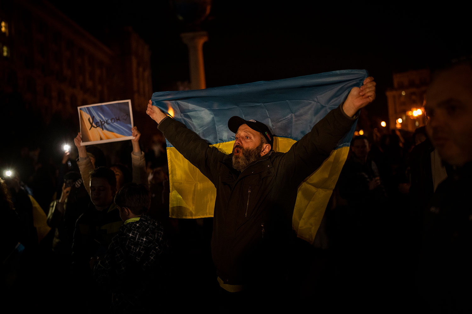 Jublende ukrainere feirer frigjøringen av Kherson i sentrum av Kyiv. 