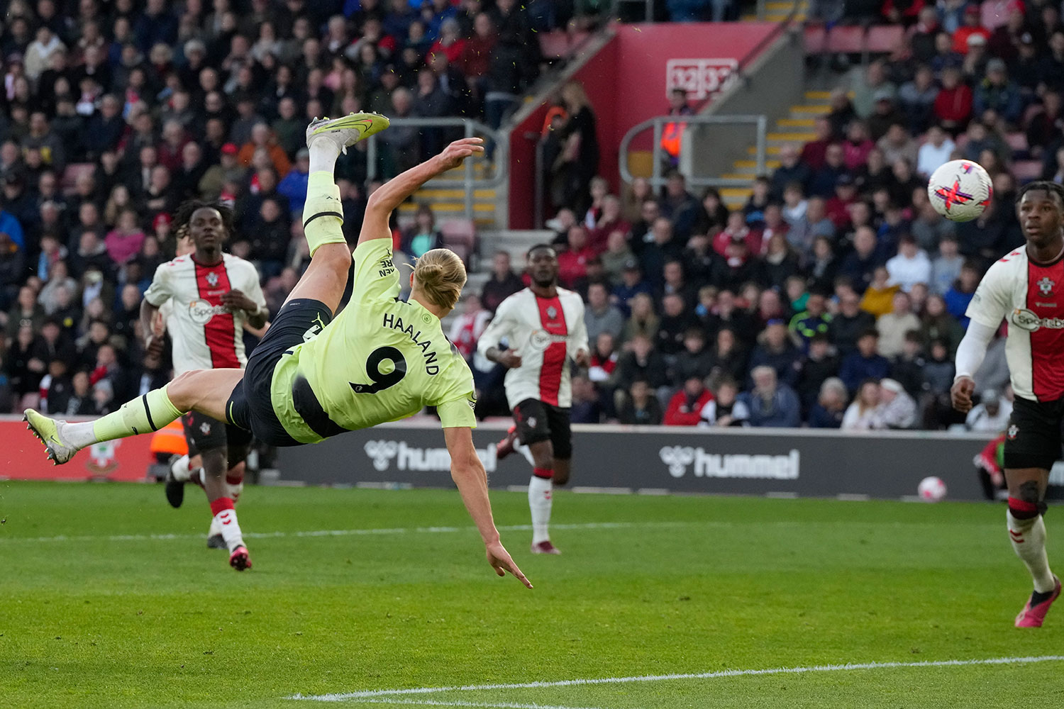 Erling Braut Haaland viste at han kan score mål på alle mulige vis da han saksesparket inn sitt andre mål for dagen mot Southampton. 