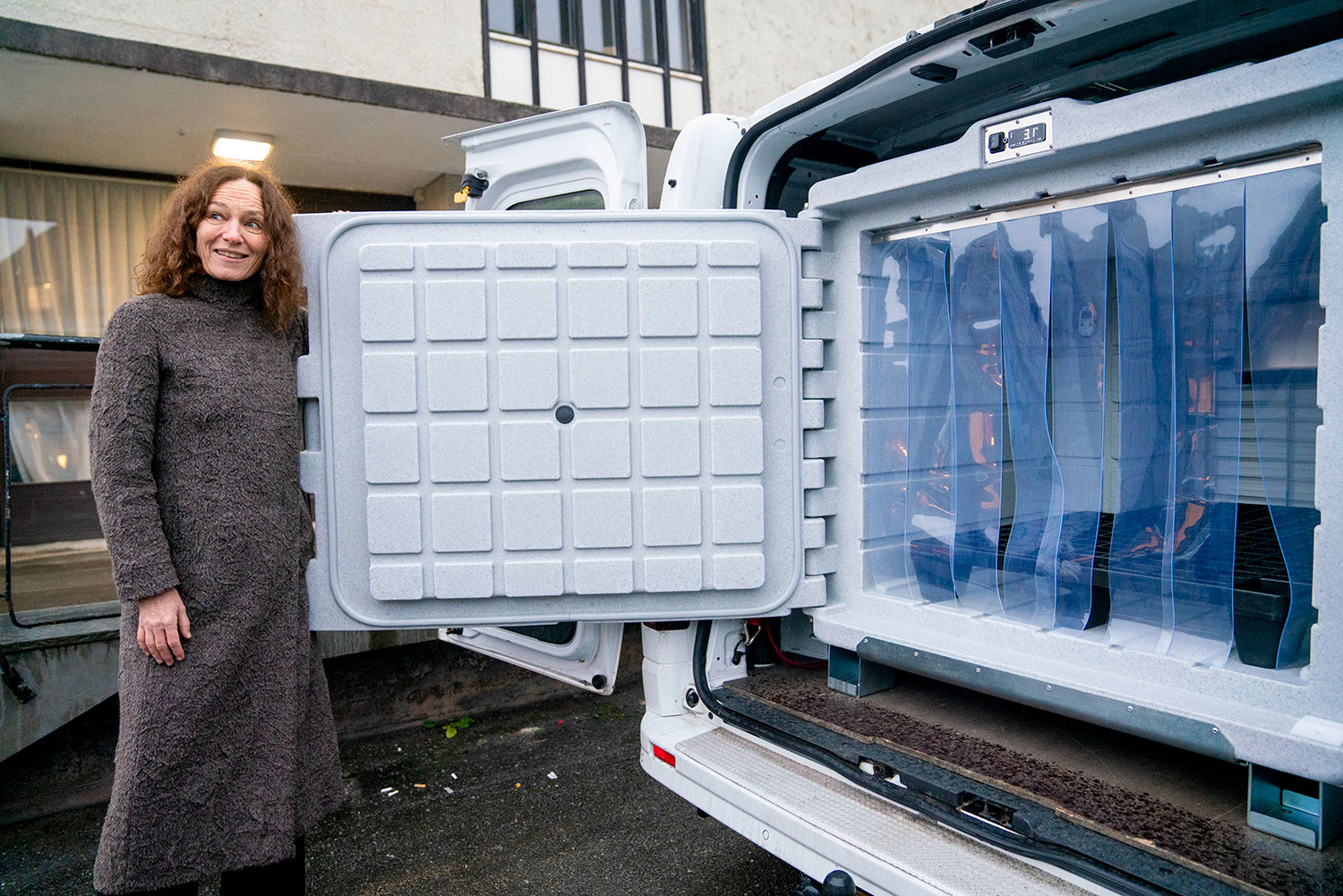 Her viser FHI-direktør Camilla Stoltenberg fram en av bilene som skal brukes til transport av koronavaksinen når den ankommer Norge. Av praktiske hensyn og på grunn av det høye smittetrykket er Oslo-området valgt som mottakere av den første leveransen. 