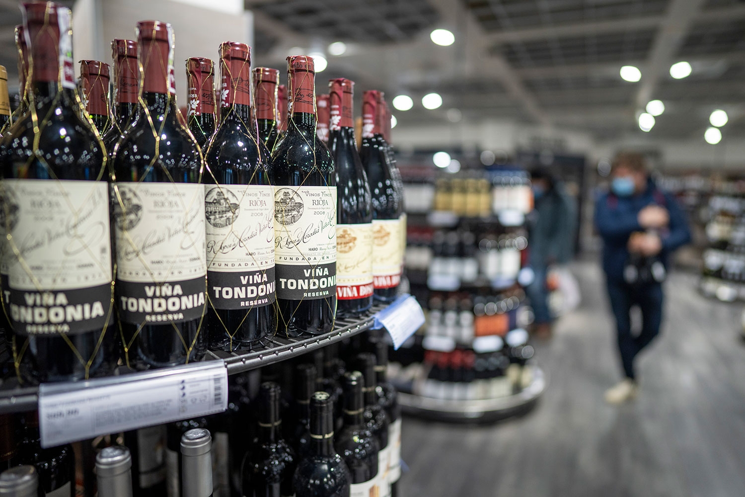 Lorentzen forteller at flere kjøper lysere og lettere produkter, fremfor de mørke og tunge varene, som rødvin og brunt brennevin. 