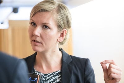 Arbeiderpartiets stortingsrepresentant Marianne Marthinsen ønsker svar fra statsminister Erna Solberg på hva som menes med at et foster skal være levedyktig. Marthinsen har selv mistet en 15 måneder gammel datter.