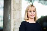 Direktør i Språkrådet, Åse Wetås, sier ingenting har preget nyhetsbildet i år mer enn koronapandemien og at det er bakgrunnen for å velge «koronaen» til årets nyord.
