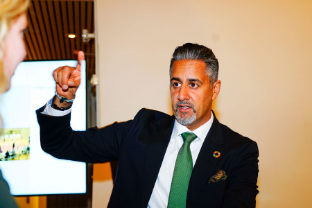 Abid Raja (V) og flere nordiske idrettsministere krever endring i draktreglene i sandhåndball.