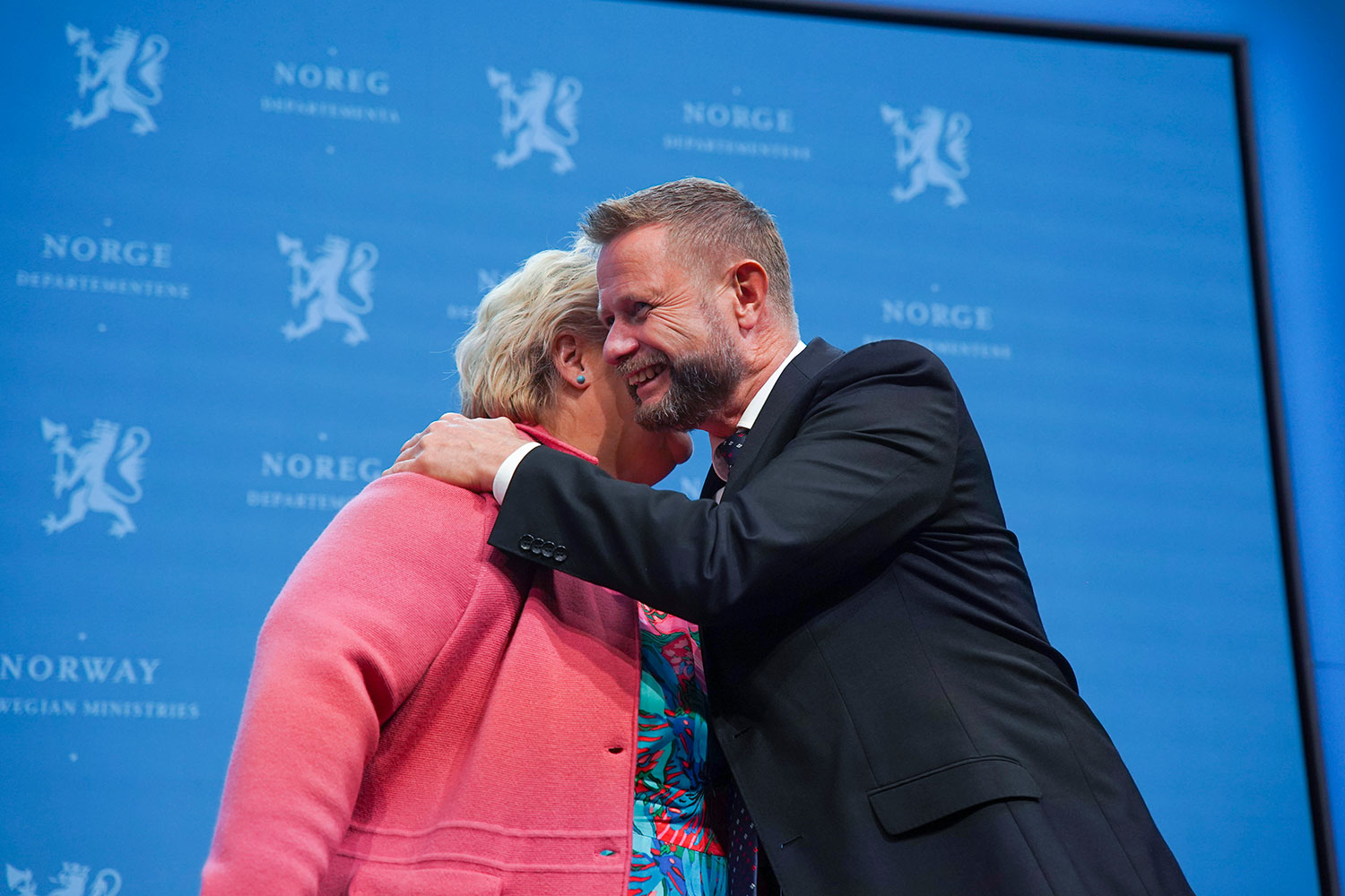 Statsminister Erna Solberg (H) og helseminister Bent Høie (H) gir hverandre en klem under pressekonferansen der det ble klart at Norge gjenåpnes etter halvannet år med koronarestriksjoner. 