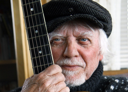 Trond Granlund er 71 år og aktuell med albumet «Sanger jeg lærte av Jokke». Her er han hjemme i stuen på Lørenskog.