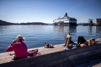Yr.no melder at gradestokken vil vise 21 grader i løpet av fredag. Det er ventet sol på formiddagen, men utover ettermiddagen blir det trolig overskyet – og varmt. 