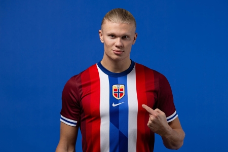 Fotballandslagene, her representert ved Erling Braut Haaland, får nye drakter.