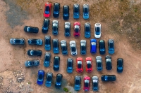 Pent brukte Jaguar elbiler som skrotes på grunn av feil med batteriet. Disse står på en støvete plass utenfor bilopphoggeriet Bil1Din sitt anlegg i Røyken. 