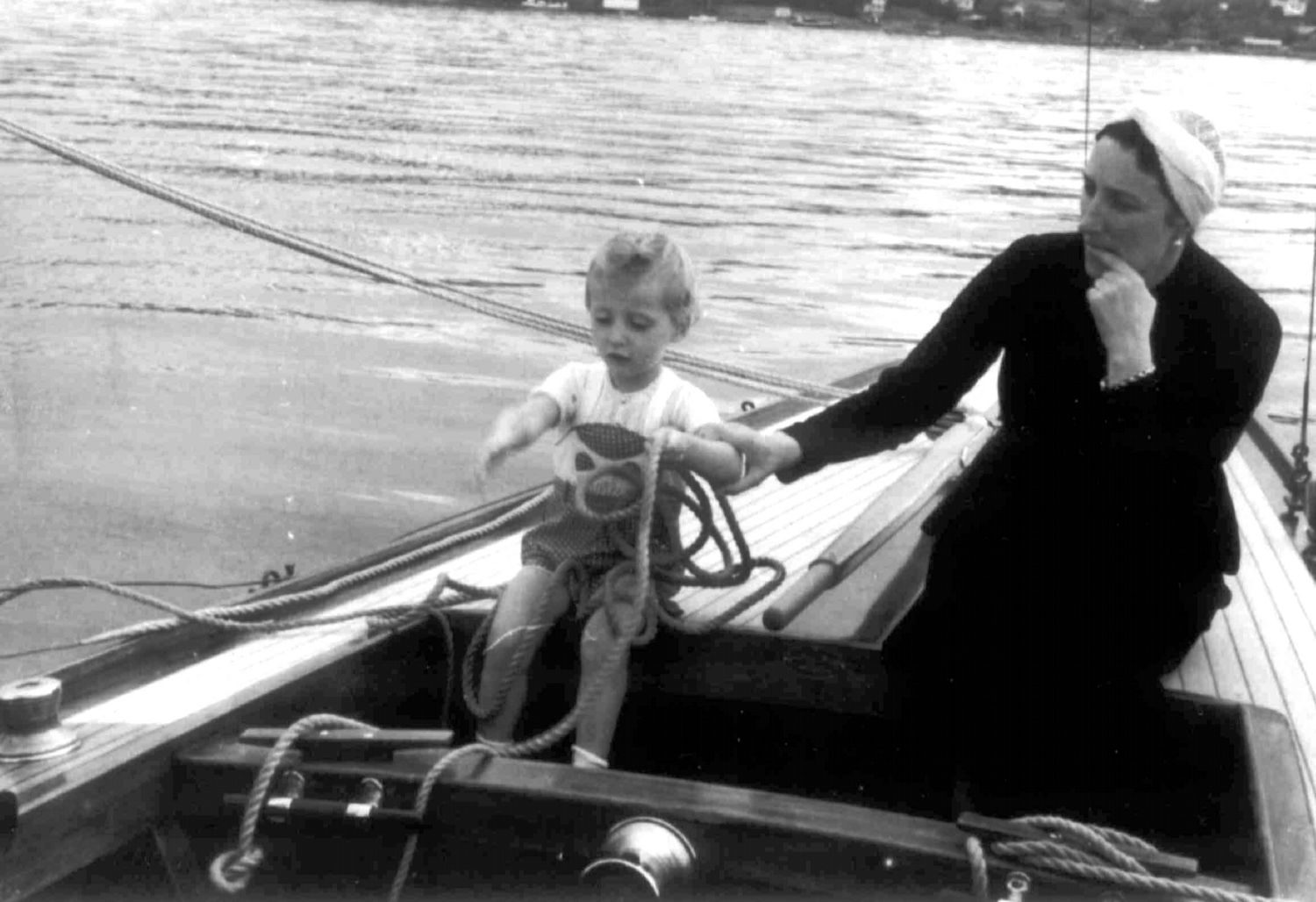 Prins Harald på sin første seiltur med en litt engstelig mamma, kronprinsesse Märtha. Bildet er tatt sommeren 1939, og fotografen er høyst sannsynlig en stolt far, daværende kronprins Olav.