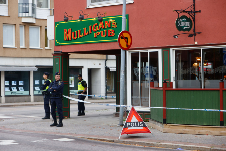 To personer er døde og to andre ble skadd i en skyteepisode på en pub i Sandviken i Sverige. 