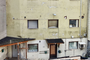 Fossveien 1B - To av vinduene i 2.etasje er nylig blendet