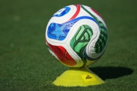 VM-ballen Trionda avbildet på en av Japans treningsøkter i USA.