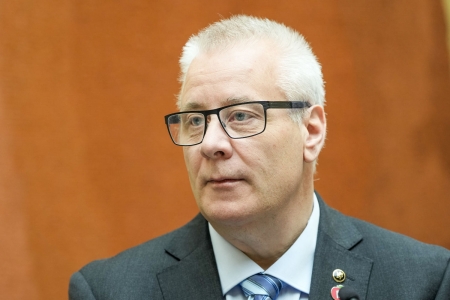 Frp langer ut mot regjeringen: Trenerer utbygging av vei og jernbane