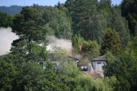 Huset i bakgrunnen begynte å brenne mandag ettermiddag