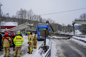 Bil krasjet i gangbrua - E16 stengt på ubestemt tid