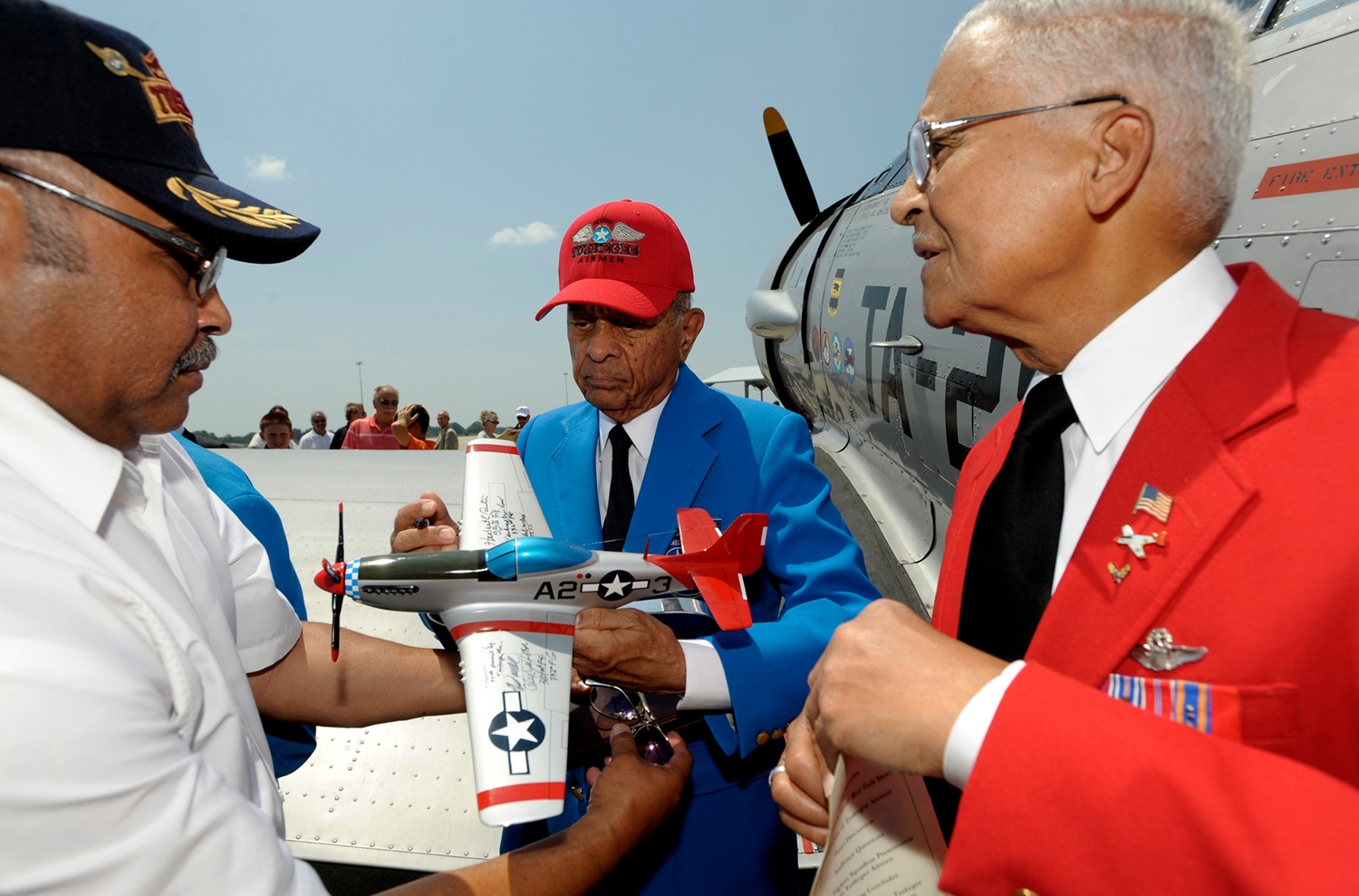 Veteraner fra den fargede flyskvadronen Tuskegee Airmen møttes i 2012 for å signere en modell av flyene de førte. De er nå skrevet ut av det amerikanske Forsvarsdepartementets historie. 