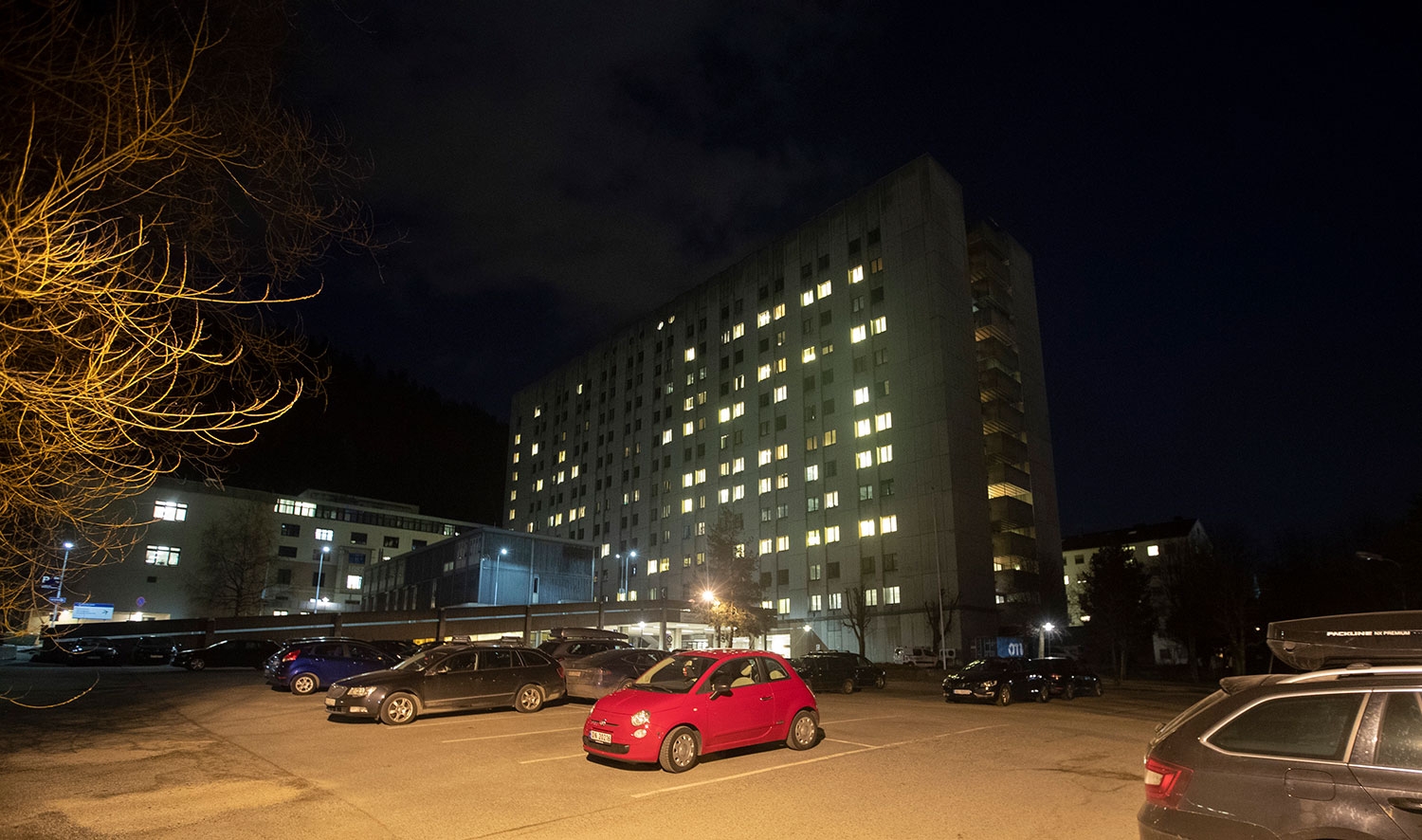 En koronasmittet kvinne døde torsdag på Drammen sykehus, opplyser familien. 