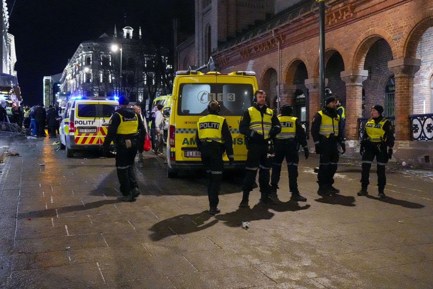 Politiet tømmer utestedet for folk.