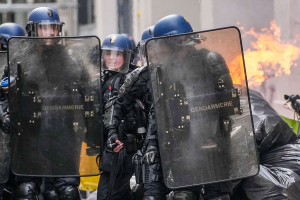 Over 400 politifolk skadd under protestene i Frankrike