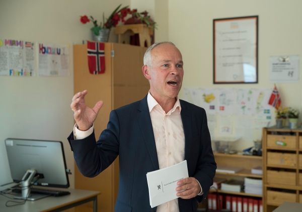 Kunnskaps- og integreringsminister Jan Tore Sanner sier han håper flere vil velge yrkesfag.