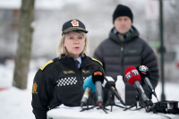 Politimester i Øst politidistrikt Ida Melbo Øystese sa tirsdag at det ikke lenger er håp om å finne overlevende i skredet i Gjerdrum. Gjerdrum-ordfører Anders Østensen i bakgrunnen.