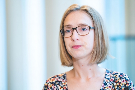 Natt til søndag 25. oktober skal klokken stilles én time tilbake. Næringsminister Iselin Nybø (V) sier hun er lei seg for at vi får enda en time i 2020.