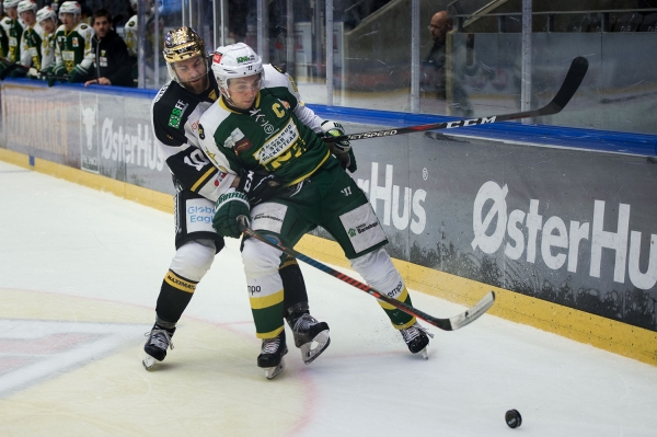 Stavanger Oilers-spiller Jacob Lagacé i duell med Jesper Hoel under ishockeykampen mot Manglerud Star. 