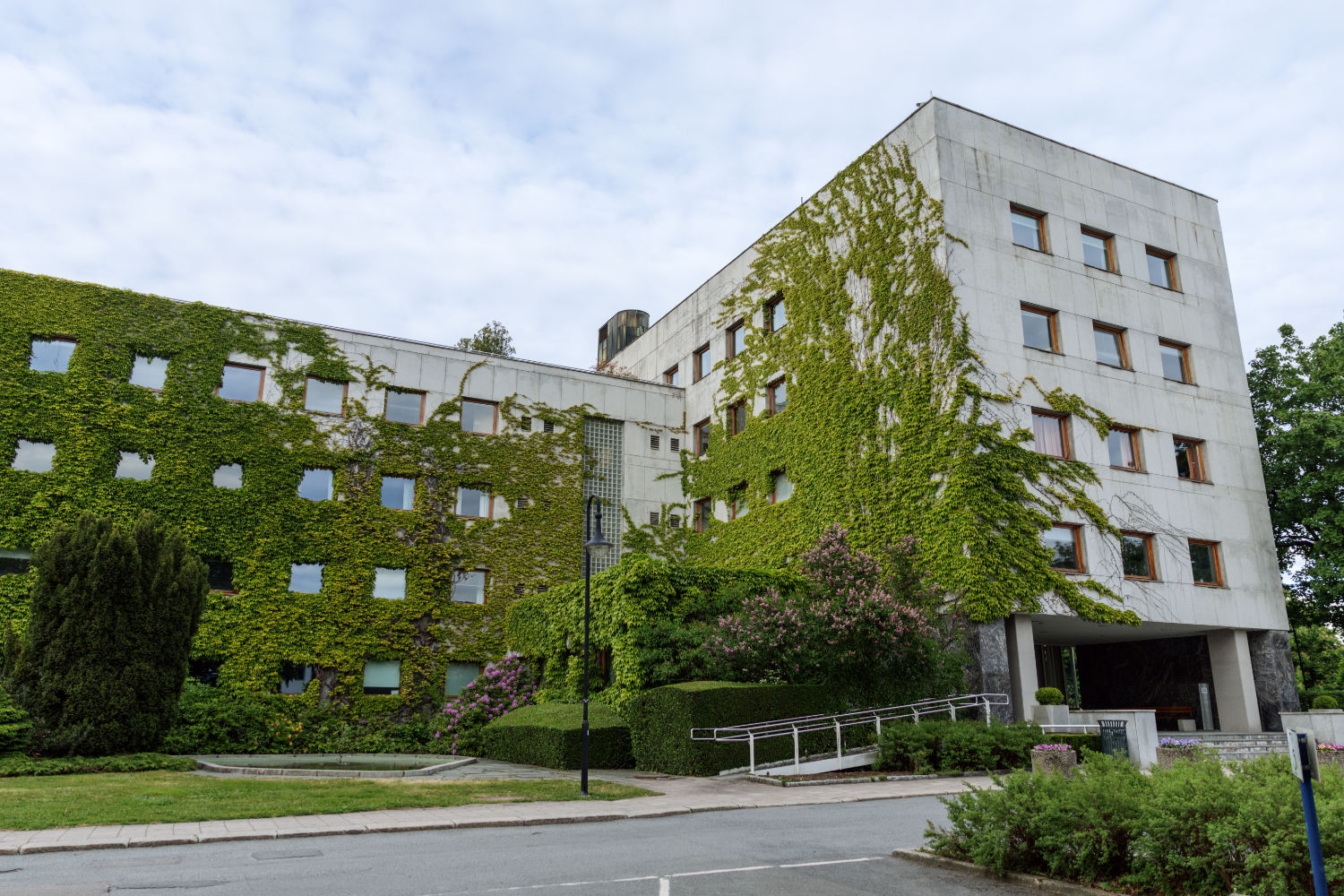 NRK regner med å få minst 5 milliarder kroner for byggene på Marienlyst. Det skal dekke kostnadene ved det nye hovedkontoret, som planlegges å stå ferdig i 2030. Her radioresepsjonen på kringkastingshuset, som også blir kalt radiohuset, på NRKs hovedkontor på Marienlyst i Oslo.