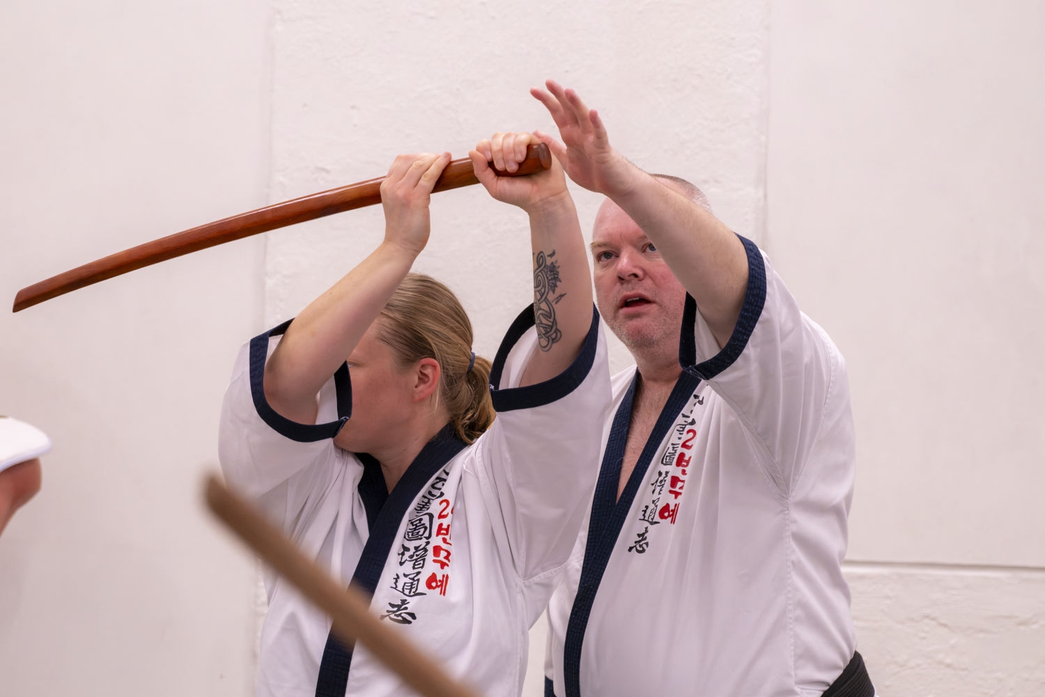 Master Jon Lennart Løbak instruerer i riktig vinkel på blokkering med sverd