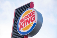 Olav Bæverfjord, sjef i Burger King Norge, sier i en epost at ingen av deres produkter kan klassifiseres som vegansk eller halal. 