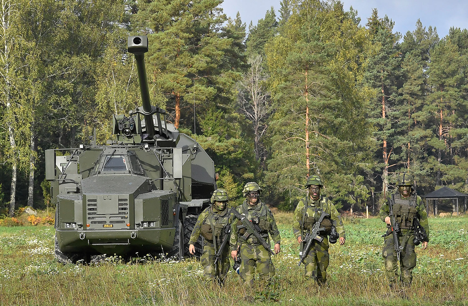Archer er et svenskprodusert selvdrevet artillerisystem. Den svenske regjeringen gir forsvaret i oppdrag å forberede leveranser av artillerisystemet til Ukraina. 